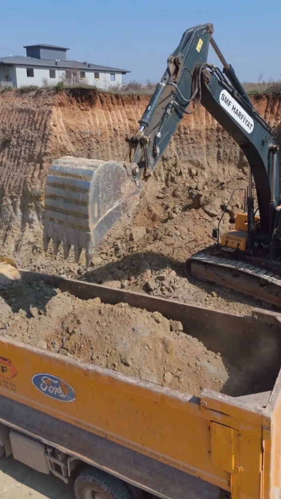SMF Hafriyat ekskavatör ile damper yükleme — hafriyat sahası, Denizli